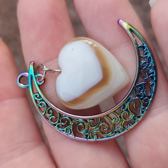 New Heart Shaped Brown & White Onyx Agate Rainbow Titanium Crescent Moon Pendant - Picture 2 of 5